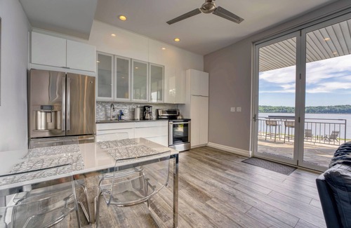 Ulster Park Apartamento | Waterfront retreat near Kingston, NY w/ stunning views, firepit & trails nearby!