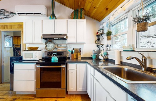 Winthrop Casa | Waterfront retreat with stunning views, dock access and washer/dryer