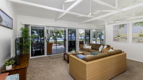 Bongaree Casa | Waterfront Retreat with room for a boat - Welsby Pde, Bongaree