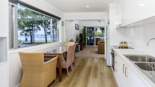 Bongaree Casa | Waterfront Retreat with room for a boat - Welsby Pde, Bongaree
