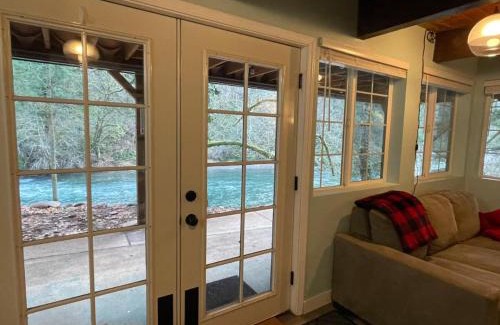 Washougal Casa | Waterfront Rivers Edge on Washougal River