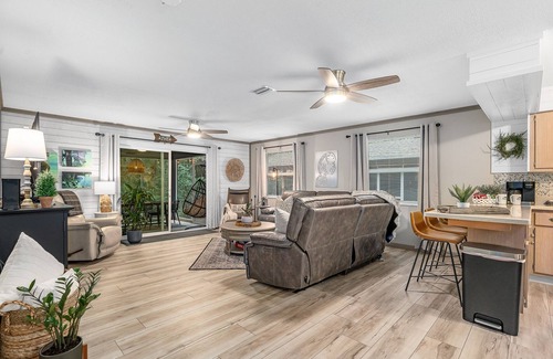 Homosassa Casa | Waterfront Screen Porch with kayaks to experience the peaceful Halls River!