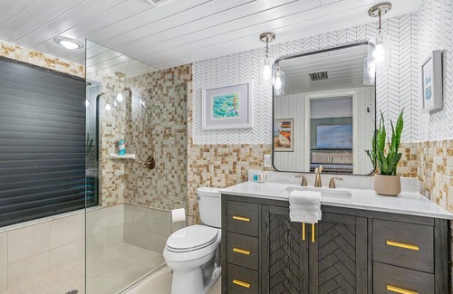 Homosassa Casa | Waterfront Screen Porch with kayaks to experience the peaceful Halls River!