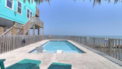 Flour Bluff Casa | Waterfront Shared Boat Dock Pool w Views Ariel’s Grotto by AvantStay