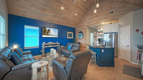 Flour Bluff Casa | Waterfront Shared Boat Dock Pool w Views Ariel’s Grotto by AvantStay