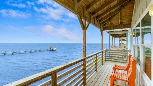 Flour Bluff Casa | Waterfront Shared Boat Dock Pool w Views Ariel’s Grotto by AvantStay