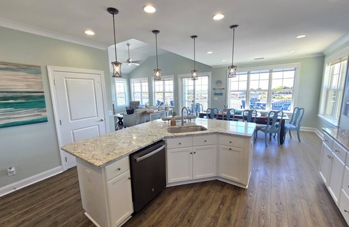 Ocean Isle Beach Casa | Frente al mar con muelle, carrito de golf gratuito ***, piscina, ascensor, ropa de cama, espectaculares puestas de sol