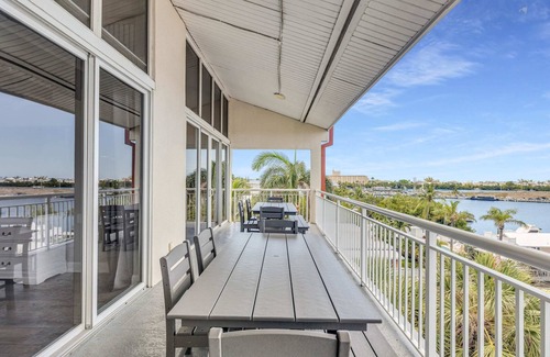 Meadows Condominio | Waterfront "St. Croix" Penthouse, Pool, Dock, Pet