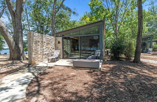 Malakoff Cabaña | Lakeside Cottage w/ modern amenities, stunning lake views, pickleball court