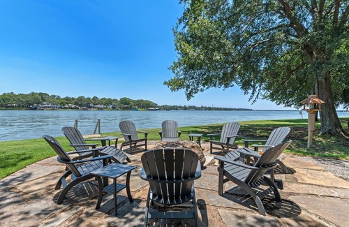 Malakoff Cabaña | Lakeside Cottage w/ modern amenities, stunning lake views, pickleball court