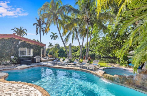 Birch Park Finger Streets Casa | Waterfront / Steps to Beach / Heated Pool / Casablanca Key / Residence