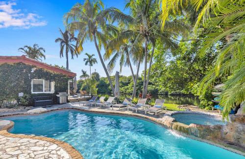 Birch Park Finger Streets Casa | Waterfront Steps to Beach Heated Pool Casablanca Key Residence