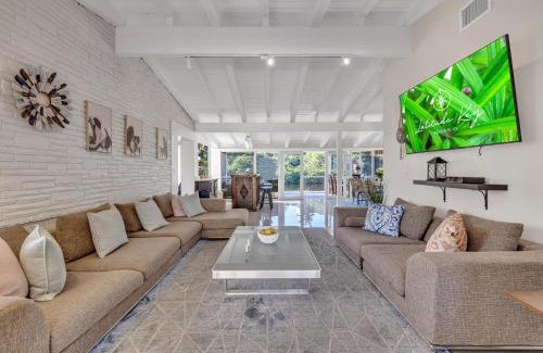Birch Park Finger Streets Casa | Waterfront Steps to Beach Heated Pool Casablanca Key Residence