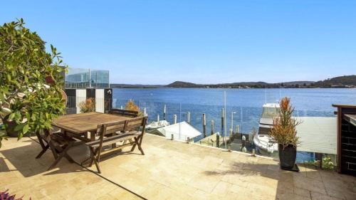 Blackwall Casa | 'Waterfront Studio' by HolidayCo