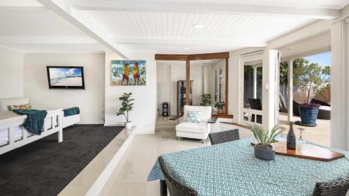 Blackwall Casa | 'Waterfront Studio' by HolidayCo