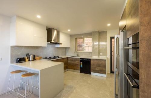 Labrador Casa | WaterFront Stunning Antique 4Rms 7Beds HolidayHome