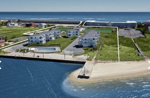 Westhampton Beach Casa | Waterfront Stunning Home! Offering MAJOR DISCOUNT for months March through June