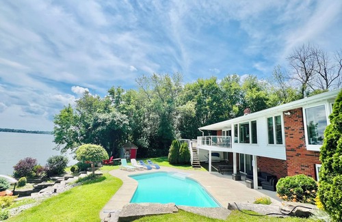 Valentia Casa | Waterfront Sunrise bungalow w/Swimming Pool