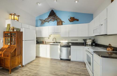 Cedar Key Casa | Waterfront sunset stilt house