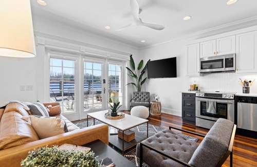 Riverwalk Condominio | Waterfront, Sunset Views! Historic Dwtn-King Bed-Luxury with Free Parking!
