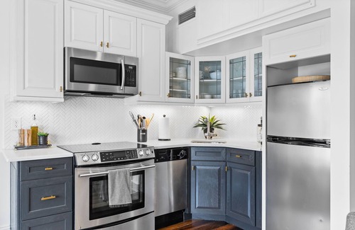 Riverwalk Condominio | Waterfront, Sunset Views! Historic Dwtn-King Bed-Luxury with Free Parking!
