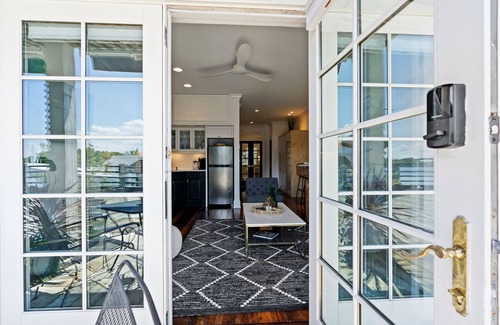 Riverwalk Condominio | Waterfront, Sunset Views! Historic Dwtn-King Bed-Luxury with Free Parking!
