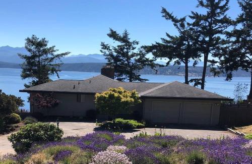 Adelma Beach Casa | Waterfront, Sunsets and Mountains