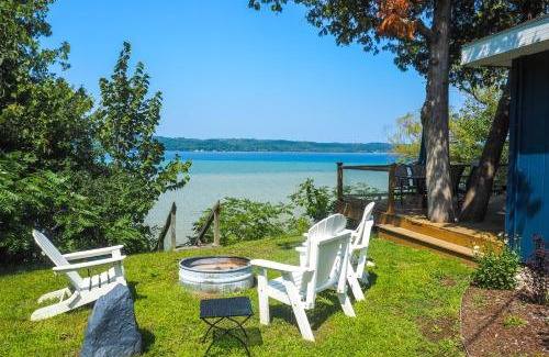 Suttons Bay Casa | Waterfront Suttons Bay Cottage with Fire Pit!