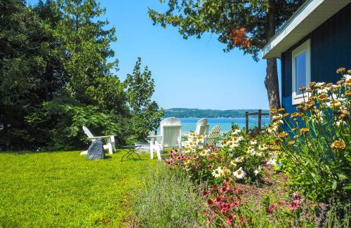 Suttons Bay Casa | Waterfront Suttons Bay Cottage with Fire Pit!
