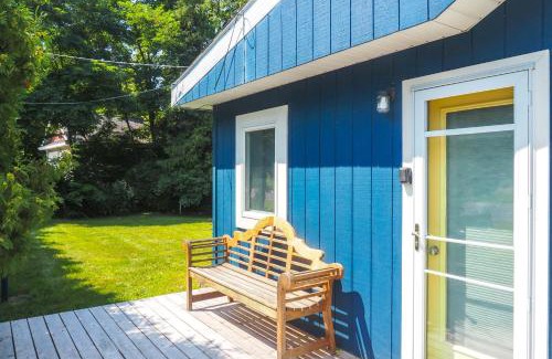 Suttons Bay Casa | Waterfront Suttons Bay Cottage with Fire Pit!