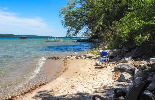 Suttons Bay Casa | Waterfront Suttons Bay Cottage with Fire Pit!