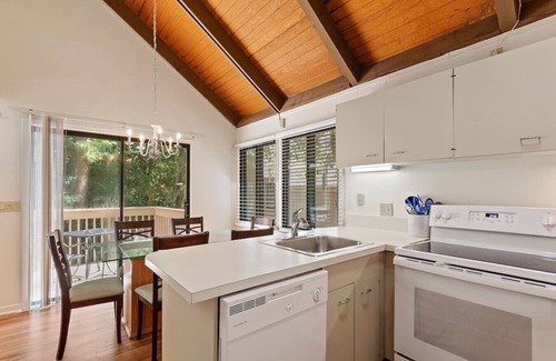 Oceanside Villa | Waterfront Treehouse, 5 Mins to Beach, Sleeps 8!