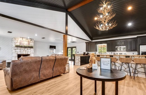 Brookeland Casa | Waterfront @ Tiger Creek Retreat Sleeps 16