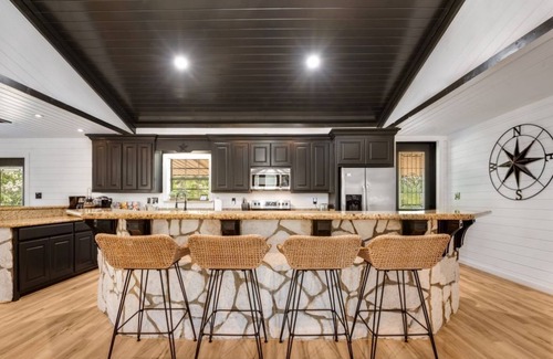 Brookeland Casa | Waterfront @ Tiger Creek Retreat Sleeps 16