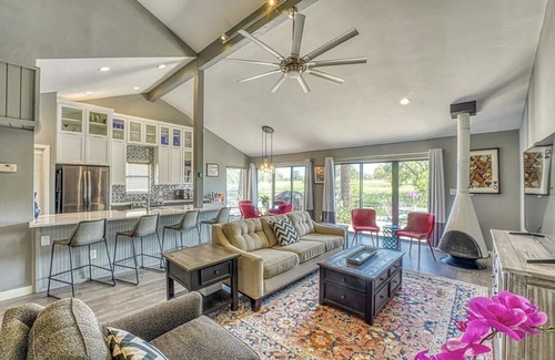 Horseshoe Bay Casa | Waterfront townhome on Lake LBJ in Horseshoe Bay w/ day docking.