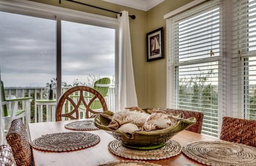 Murrells Inlet Casa | Waterfront Townhouse, Pool, St Park Beach Pass