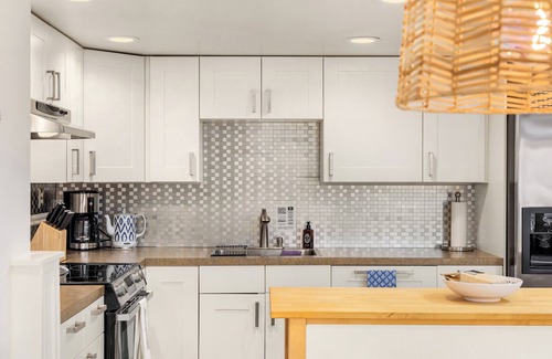 Bainbridge Island Cabaña | Waterfront Tranquility on Crystal Springs