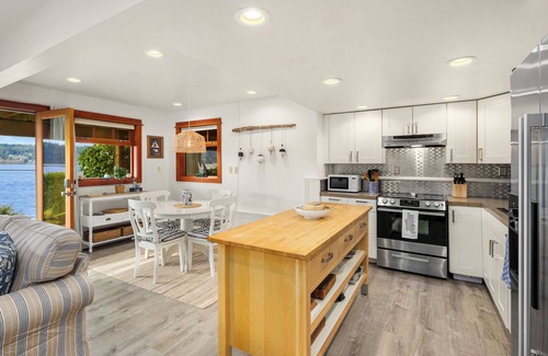 Bainbridge Island Cabaña | Waterfront Tranquility on Crystal Springs