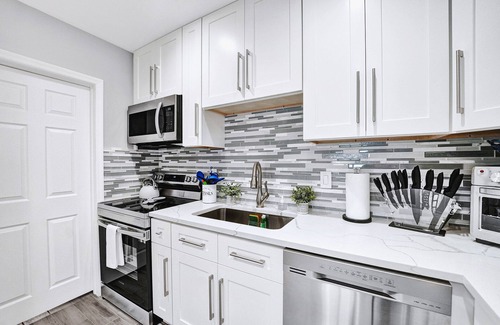 Golfview Harbor Casa | Waterfront Tropic Oasis: Heated Pool, Pergola, Canal, Dock, Air Hockey!
