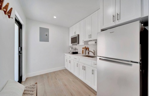 Coral Ridge Apartamento | Waterfront Unit #5 20 Min Walk to Beach, Shops and Restaurants