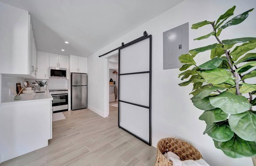 Coral Ridge Apartamento | Waterfront Unit #2 20 Min Walk to Beach, Shops and Restaurants