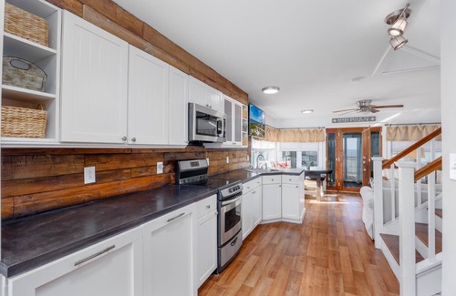 Cape May Casa | WATERFRONT 2 bedroom 1.5 bath Pet Friendly Cottage sleeps 6