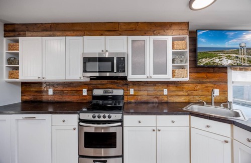 Cape May Casa | WATERFRONT 2 bedroom 1.5 bath Pet Friendly Cottage sleeps 6