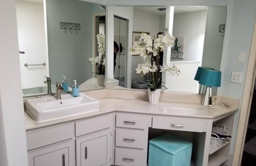 Palm Harbor Casa | Waterfront vacation home with solar heated pool by Redawning
