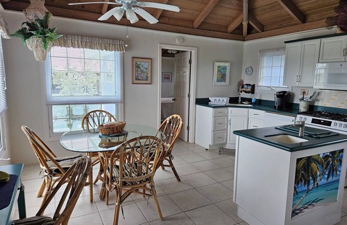 Green Turtle Cay Casa | Waterfront on White Sound, muelle privado, playa y piscina,