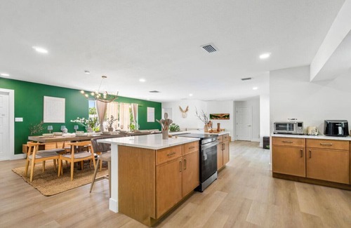 Palm Beach - West Palm Beach Casa | Waterfront Villa w/ Pool Game Room
