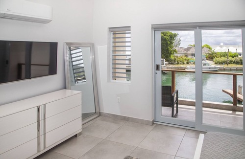 Jolly Harbour Chalet De Esquí | Waterfront Villa 246E South Finger, Jolly Harbour