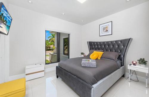 South Lake Casa | Waterfront Villa in Hollywood! Heated Pool and Game room