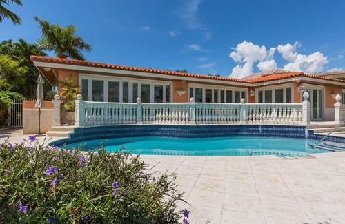 Surfside Villa | Waterfront Villa on Protected Cove