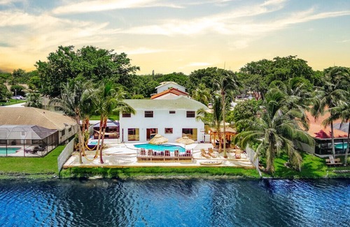 Pembroke Pines Villa | Waterfront Villa w/ Pool Game Room Cinema Spa